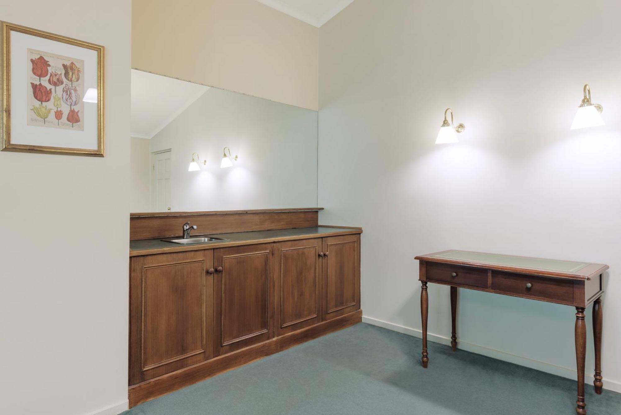 Elizabethan Lodge Melbourne