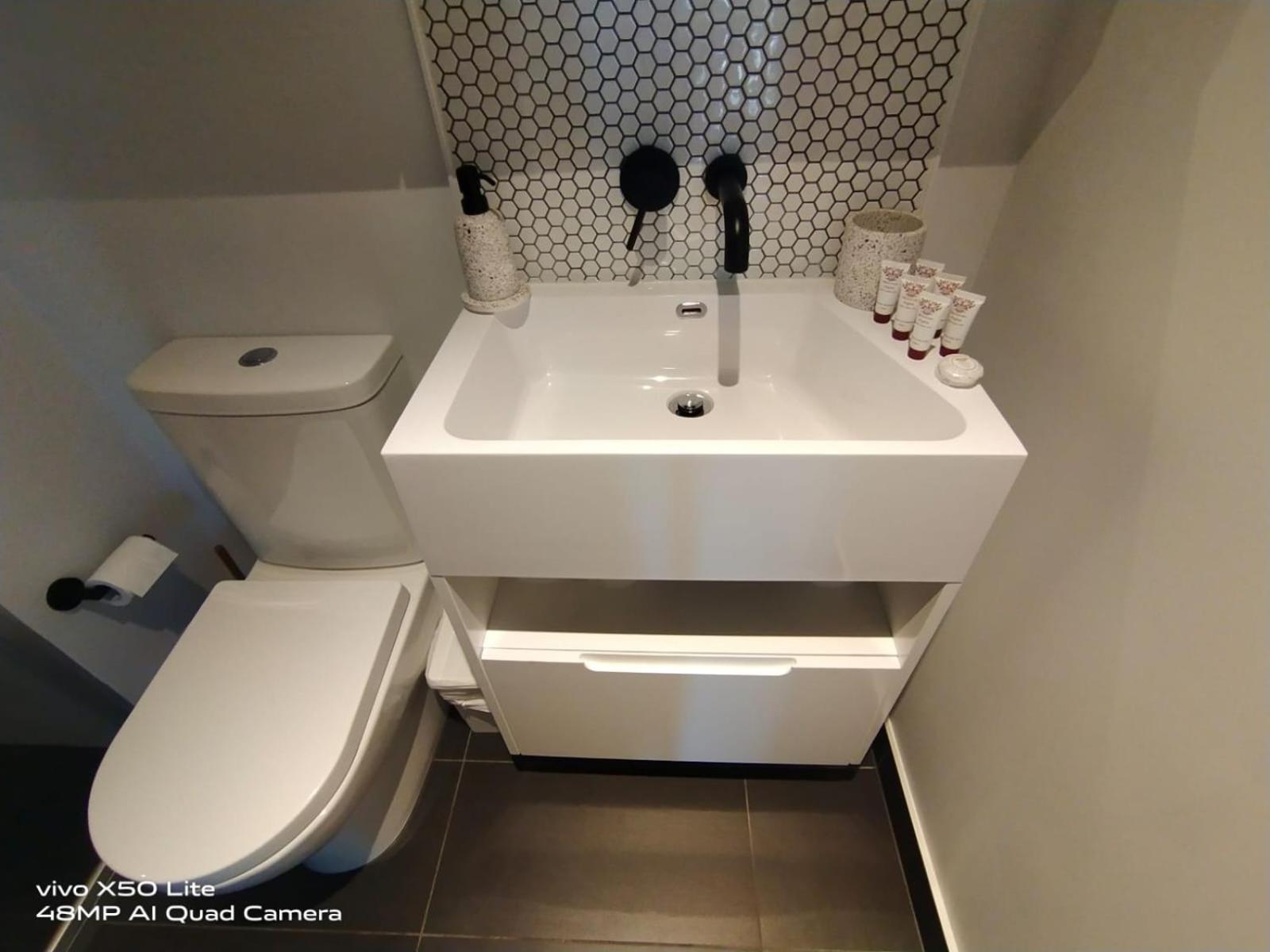 Contemporary Abode With Ultra Convenience * Melbourne