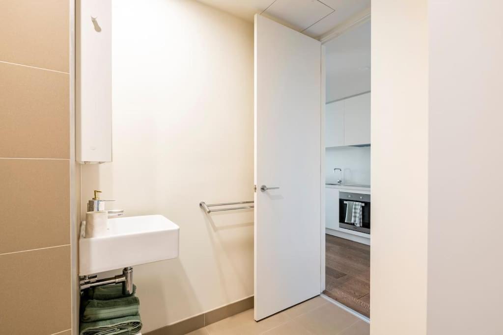 Beachside Flat With Free Parking *