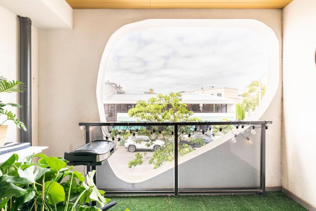 Beachside Flat With Free Parking *