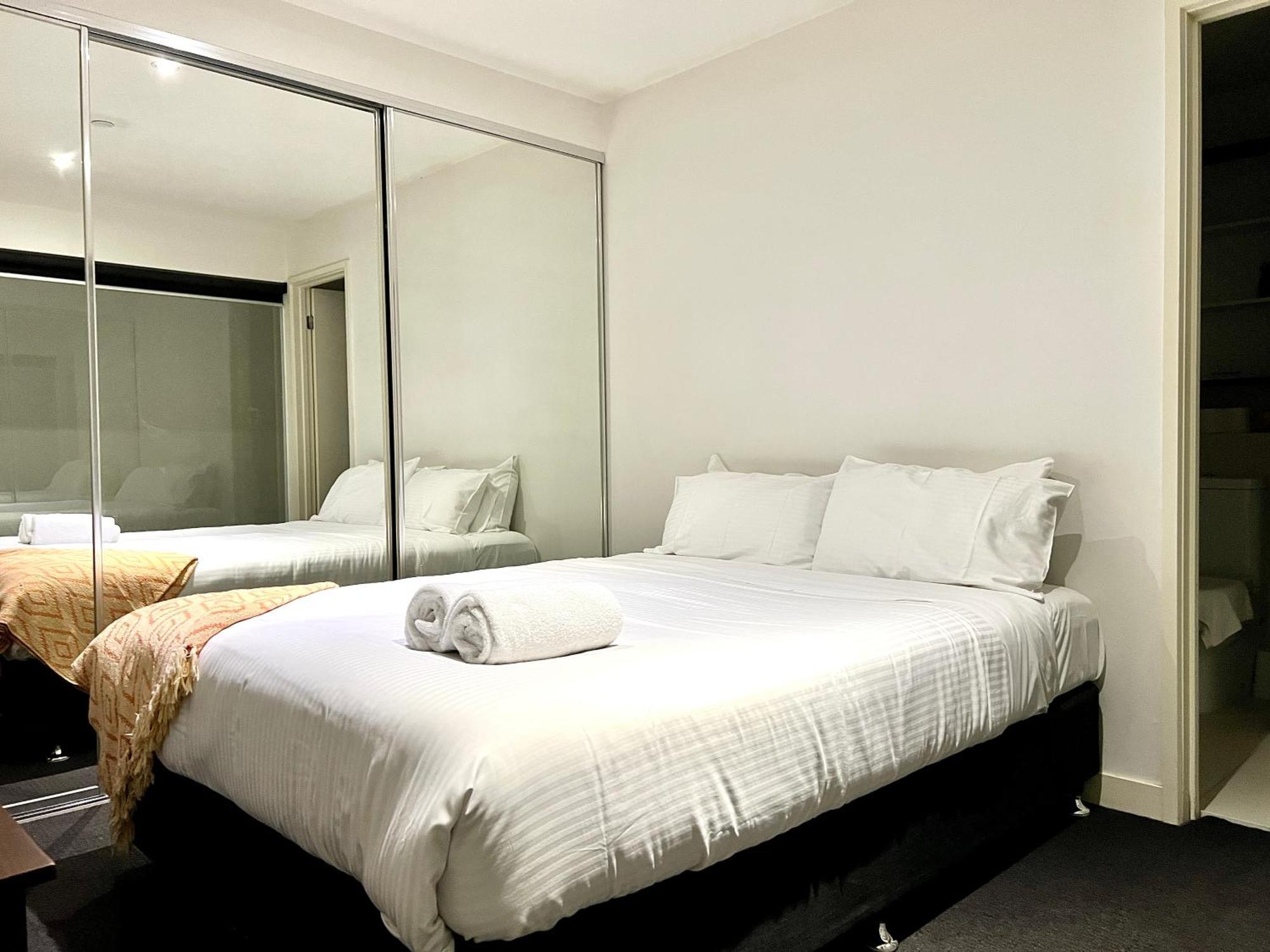 Apartment Readyset On Little Collins
