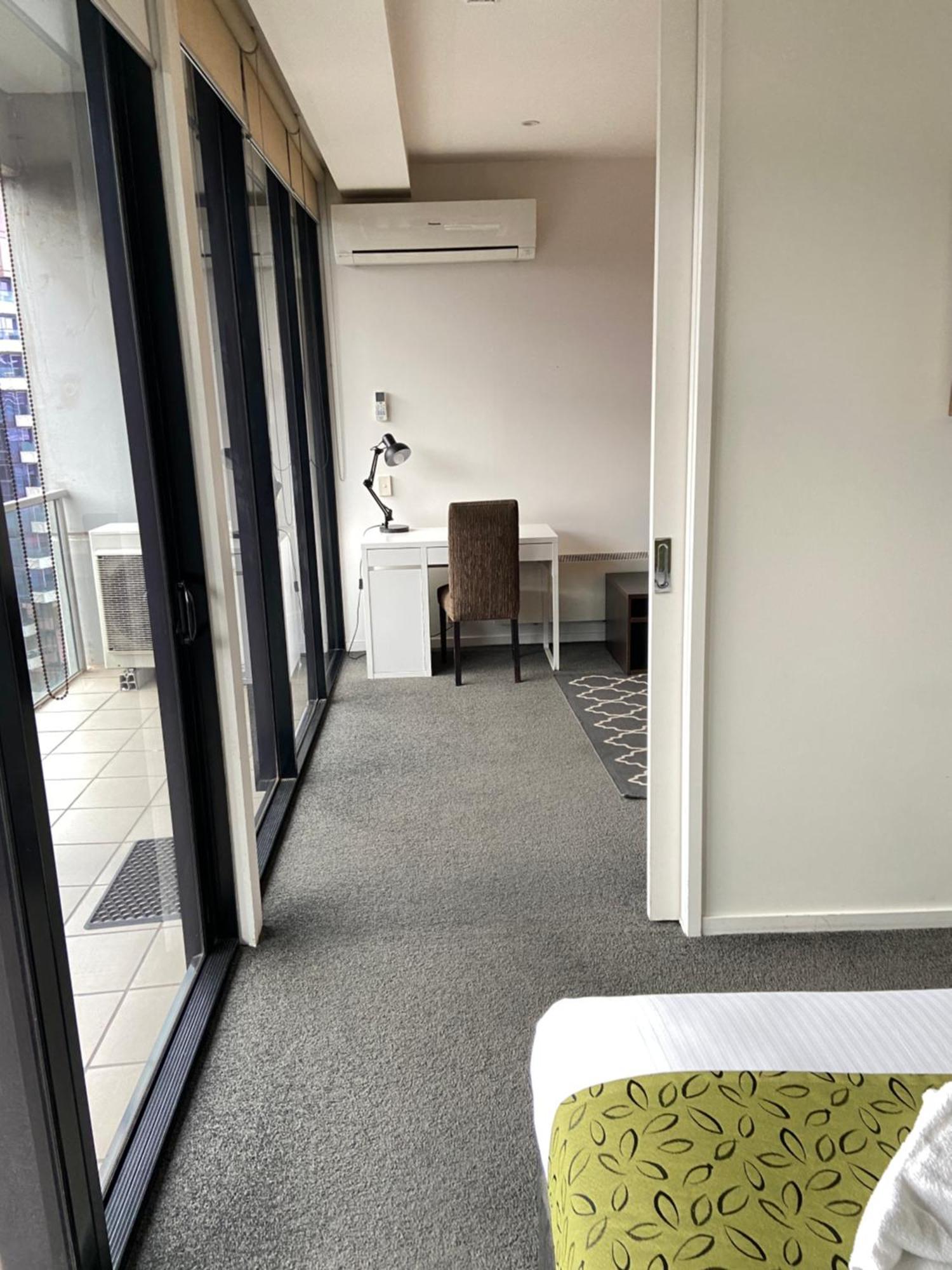 Aparthotel Akom At Docklands 4*