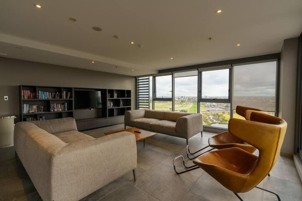 Modern 1 Bed Opposite Racecourse