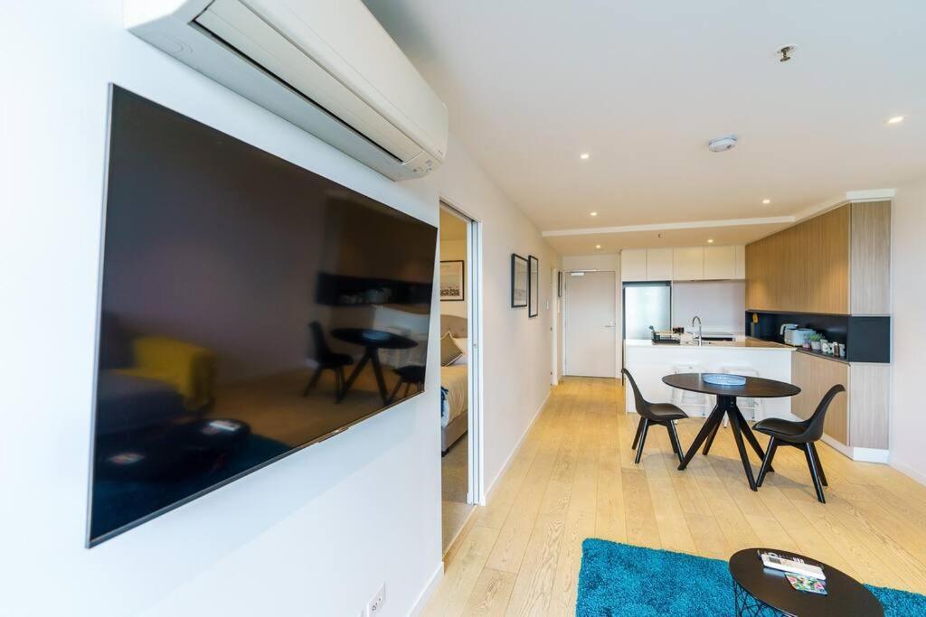 Modern 1 Bed Opposite Racecourse Apartment Melbourne