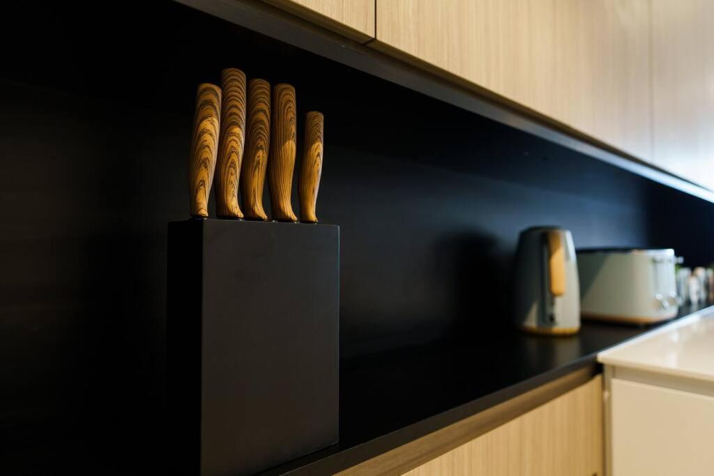 Modern 1 Bed Opposite Racecourse Melbourne