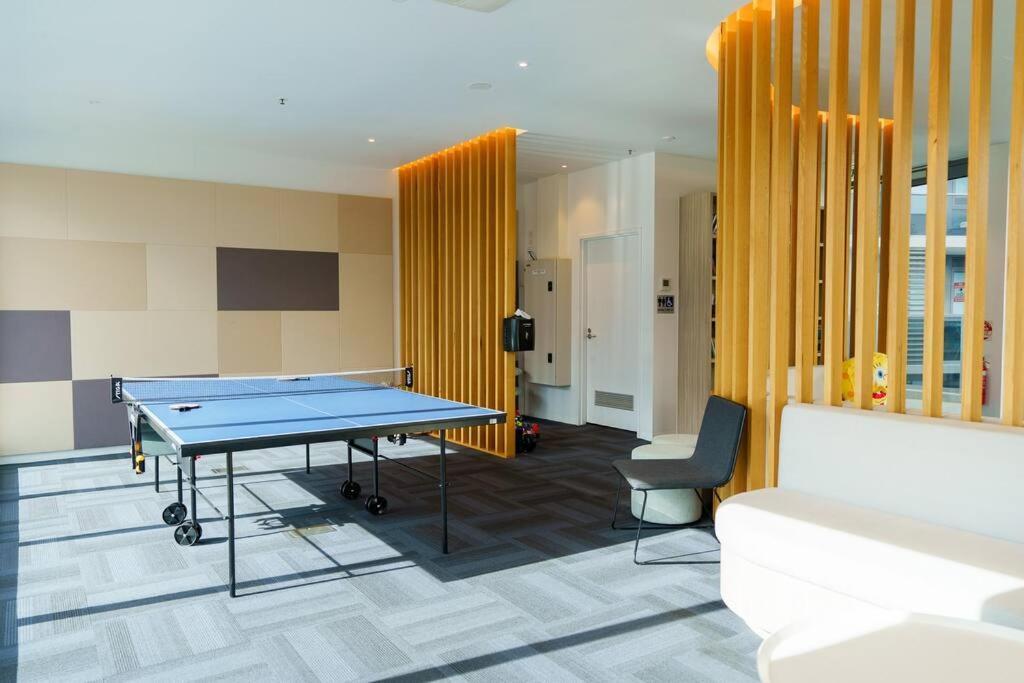 Modern 1 Bed Opposite Racecourse Apartment Melbourne