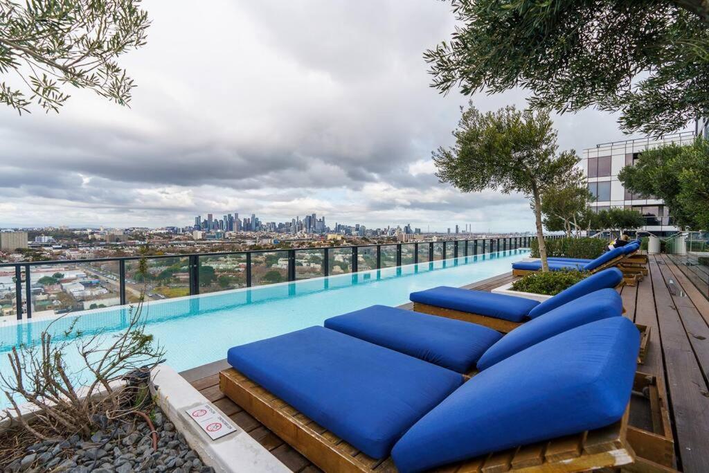 Modern 1 Bed Opposite Racecourse Apartment Melbourne