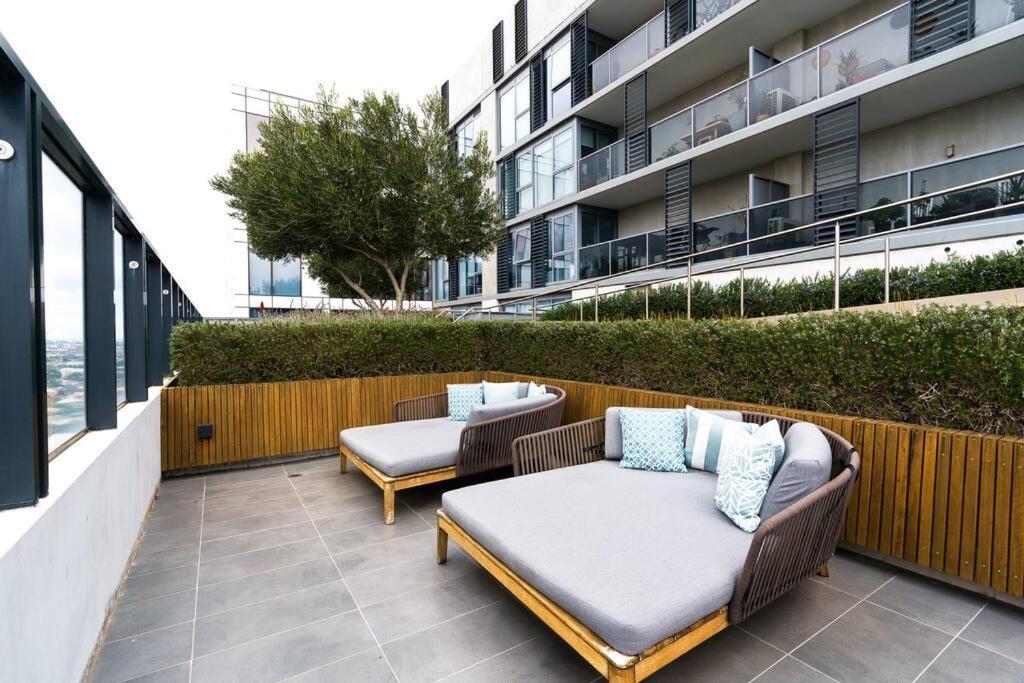 Modern 1 Bed Opposite Racecourse Apartment
