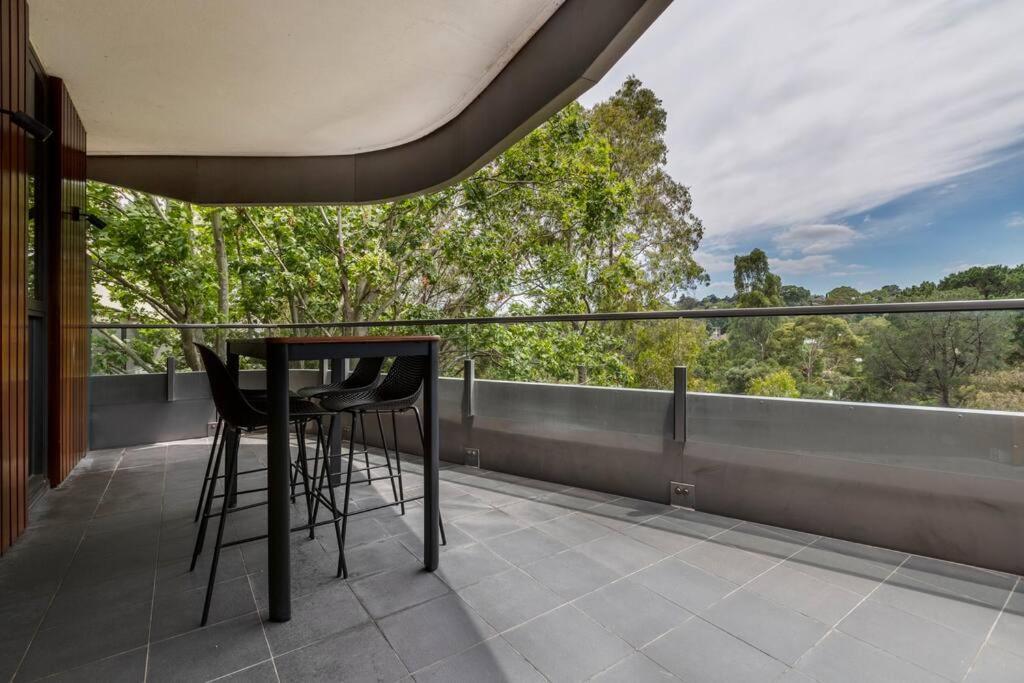 Peaceful 2 Bedroom Unit With Free Parking Apartment *