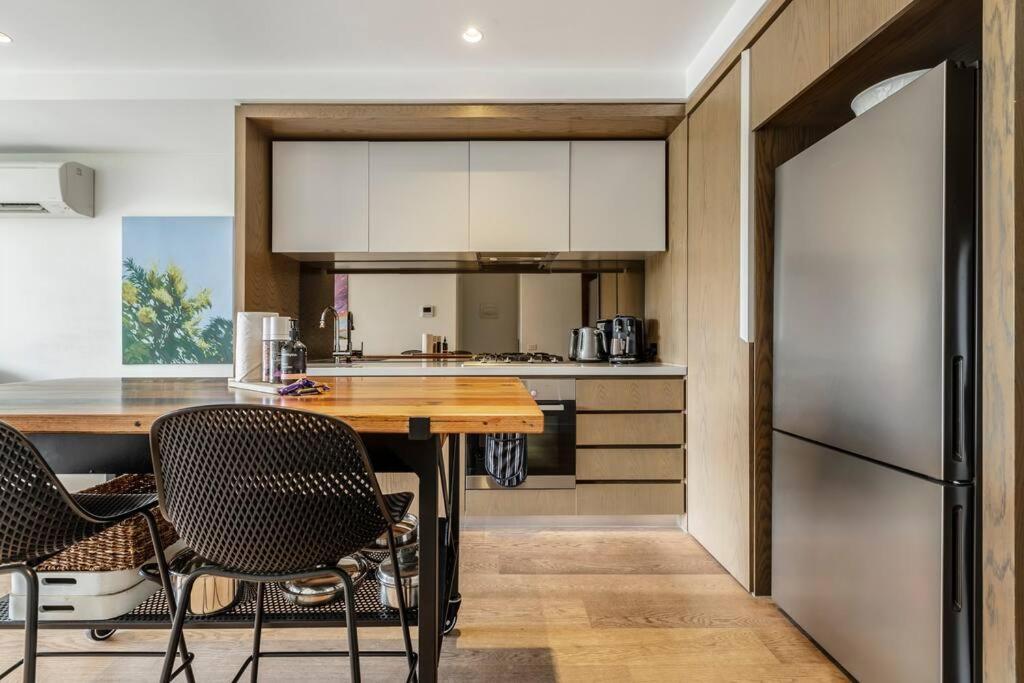 Peaceful 2 Bedroom Unit With Free Parking Apartment