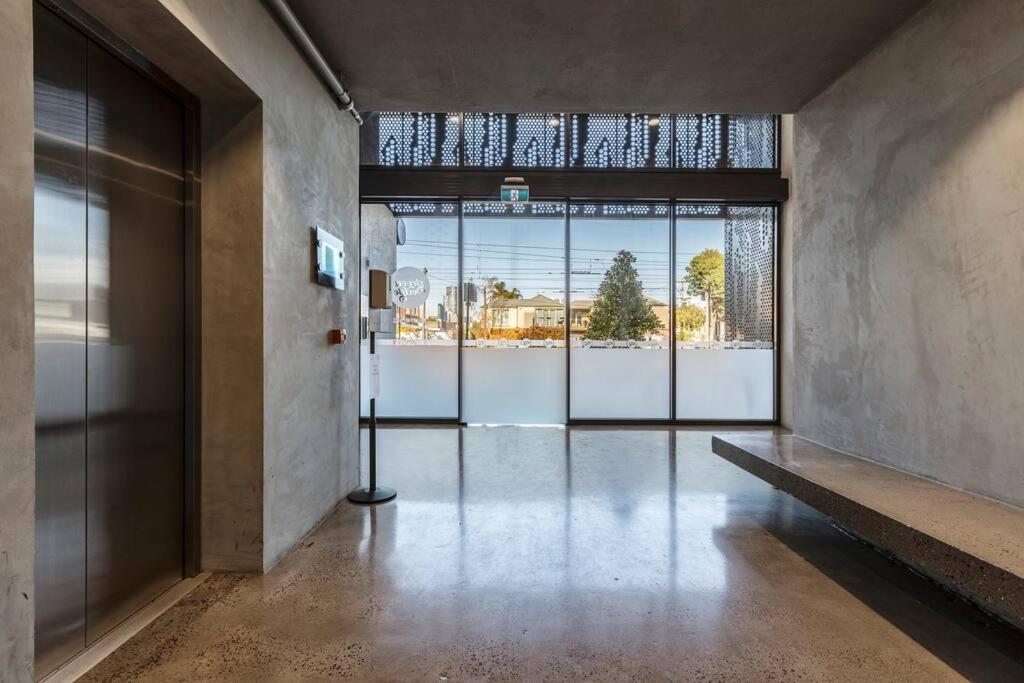 Lovely 2 Bedroom With Views To South Yarra - 03178 *