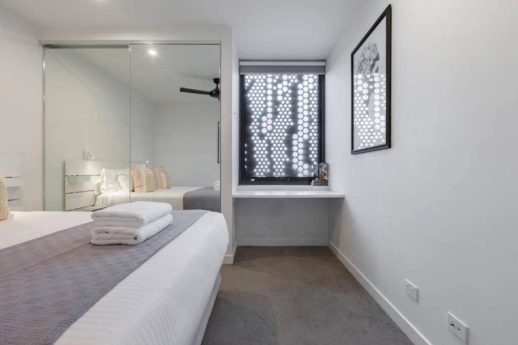 Lovely 2 Bedroom With Views To South Yarra - 03178 *