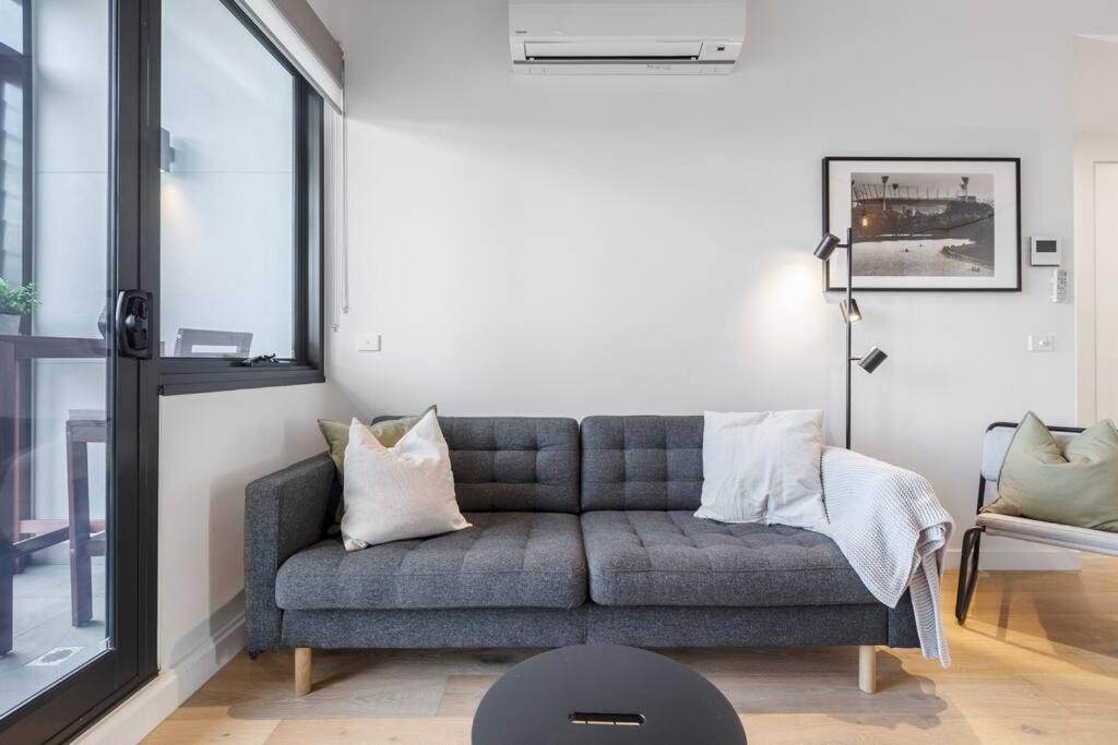 Lovely 2 Bedroom With Views To South Yarra - 03178