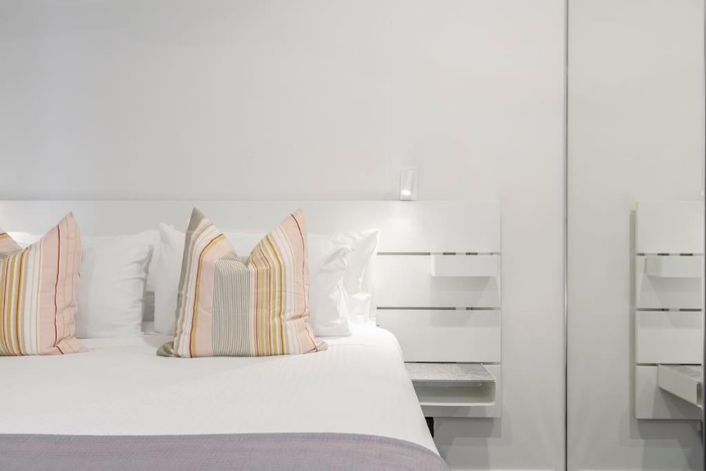 Lovely 2 Bedroom With Views To South Yarra - 03178 Apartment *