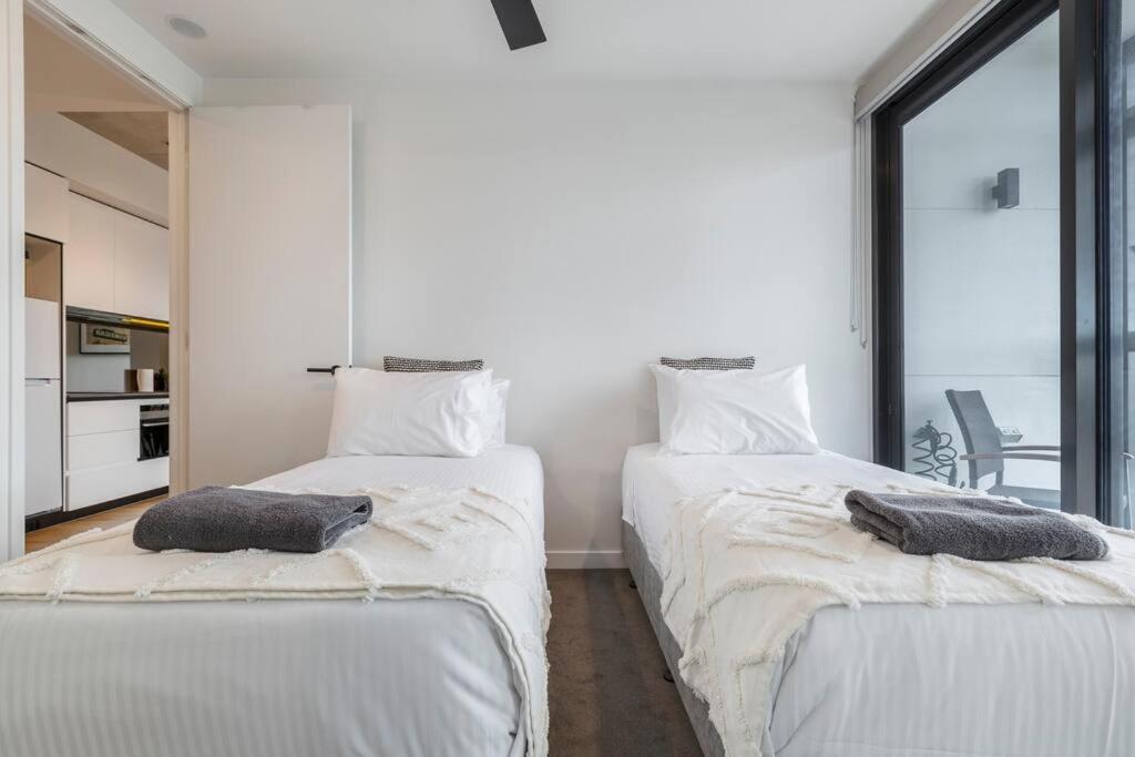 Lovely 2 Bedroom With Views To South Yarra - 03178 * Melbourne
