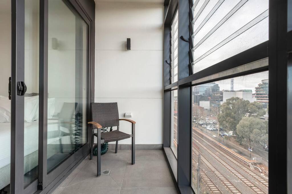 Lovely 2 Bedroom With Views To South Yarra - 03178 *