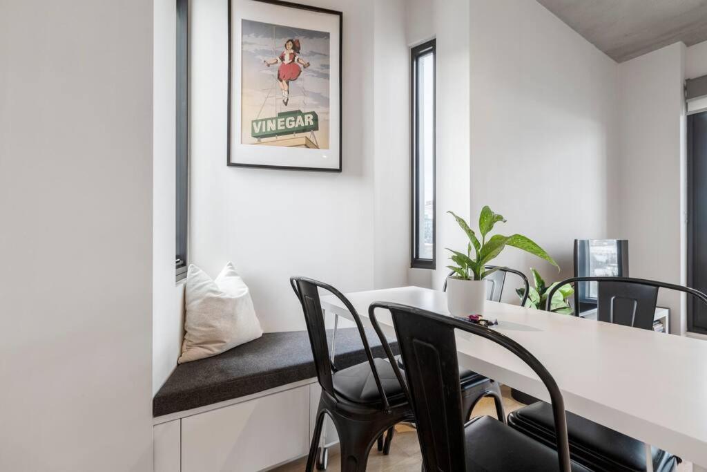Lovely 2 Bedroom With Views To South Yarra - 03178