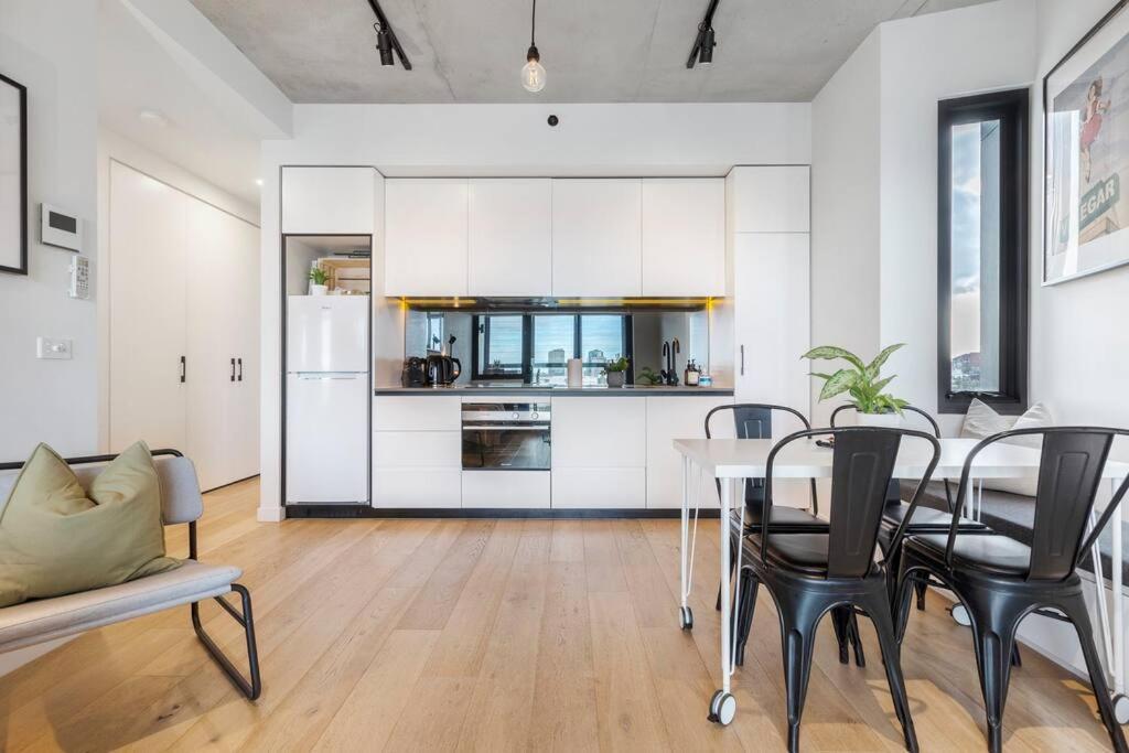 Apartment Lovely 2 Bedroom With Views To South Yarra - 03178 *