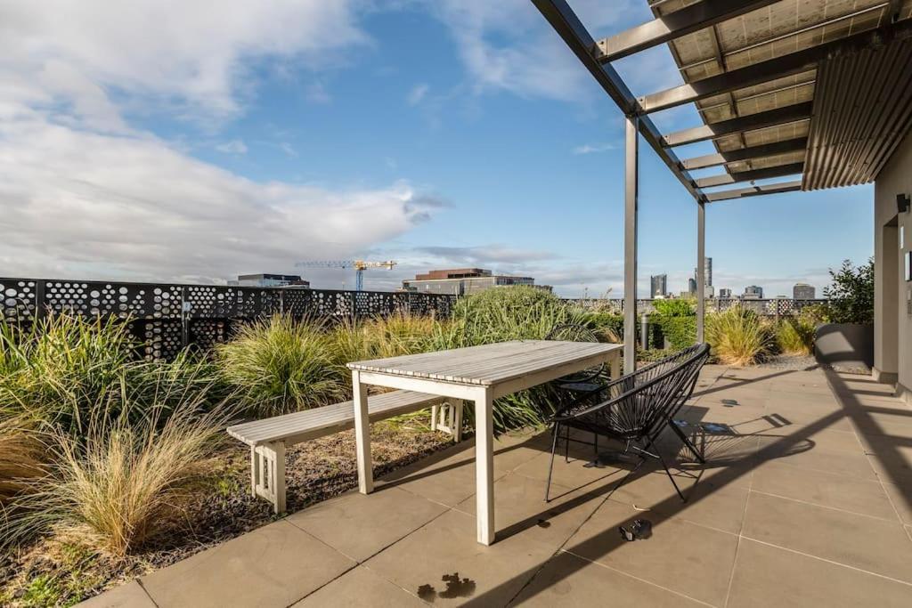 Lovely 2 Bedroom With Views To South Yarra - 03178 *