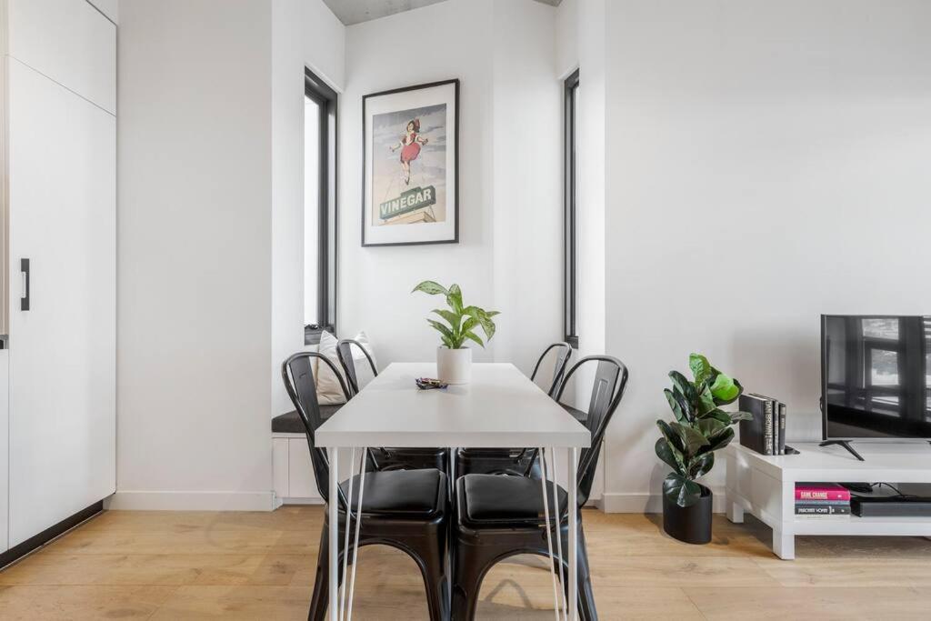 Lovely 2 Bedroom With Views To South Yarra - 03178 Apartment *
