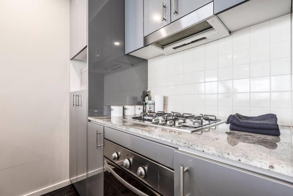 Amazing Luxury & So Close To The Cbd - 01756 Apartment