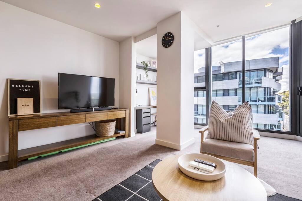 Apartment Living 02677 *