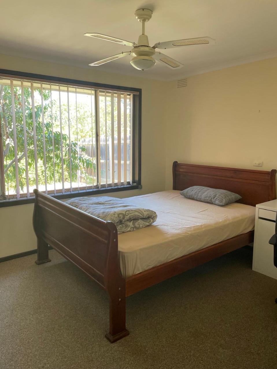 Guest house A King Bedroom Adjacent To Parks And Bus Stations