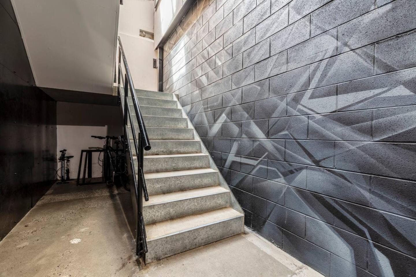 Steel Panorama - Industrial Chic Off High Street Apartment *
