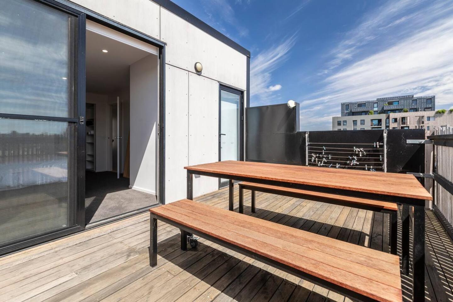 Steel Panorama - Industrial Chic Off High Street Apartment *