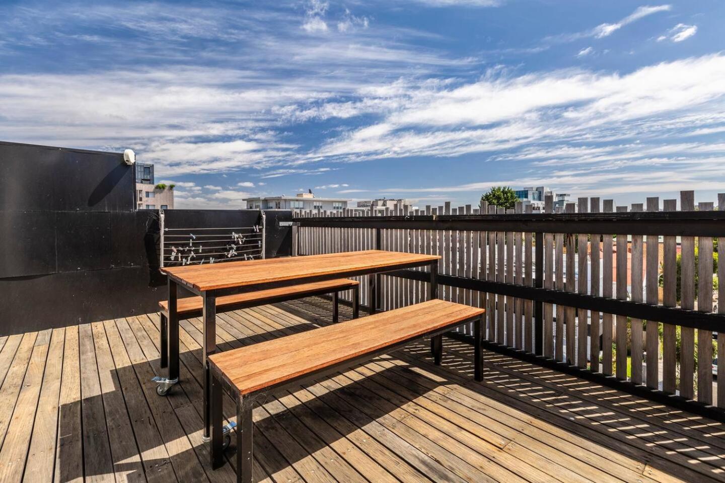 Steel Panorama - Industrial Chic Off High Street Apartment *