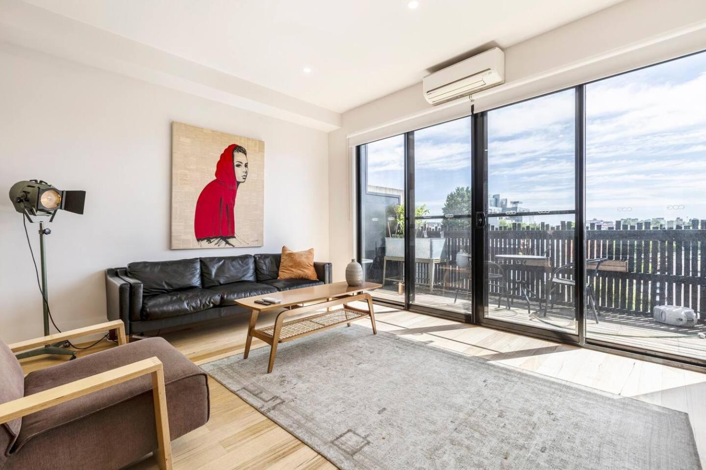 Steel Panorama - Industrial Chic Off High Street Apartment Melbourne