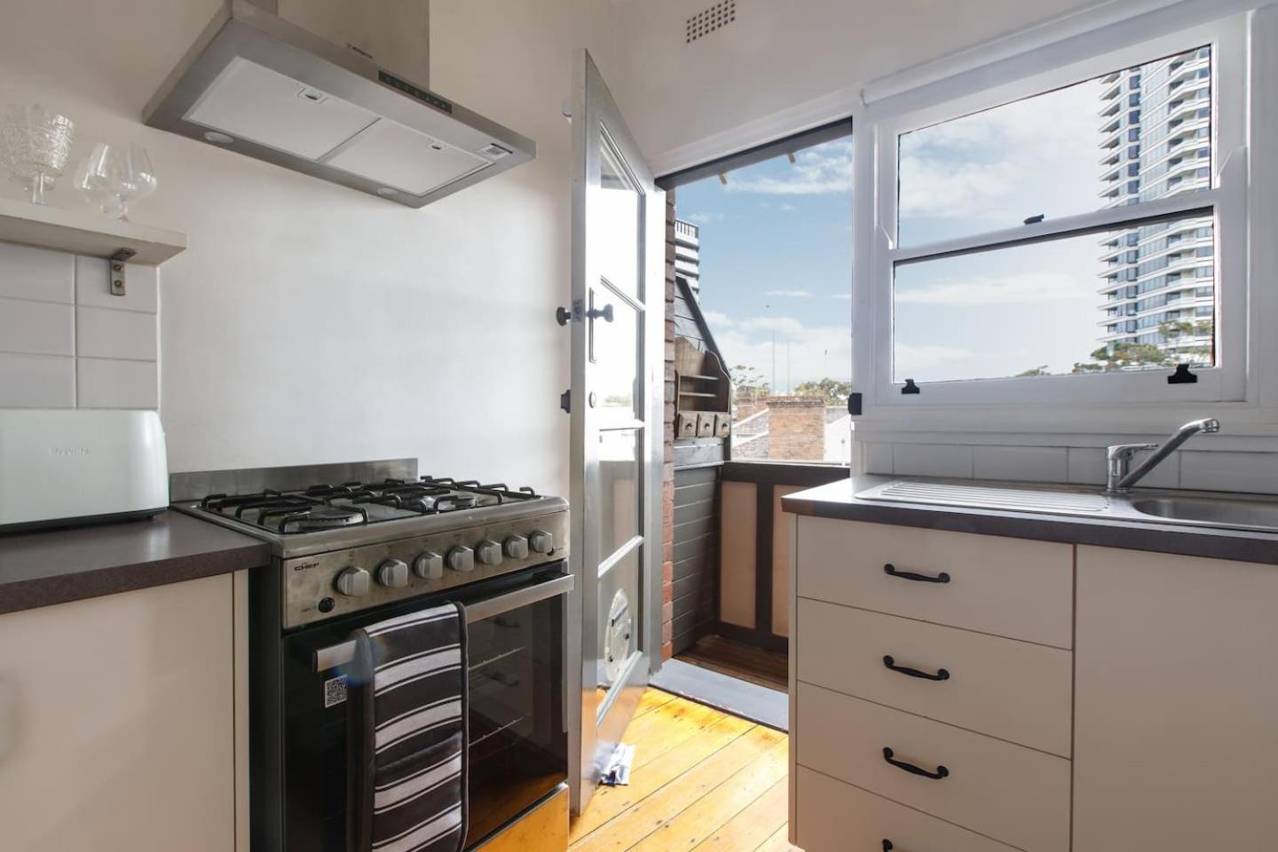Charnwood Vintage - Effortless Elegance In St Kilda Apartment *