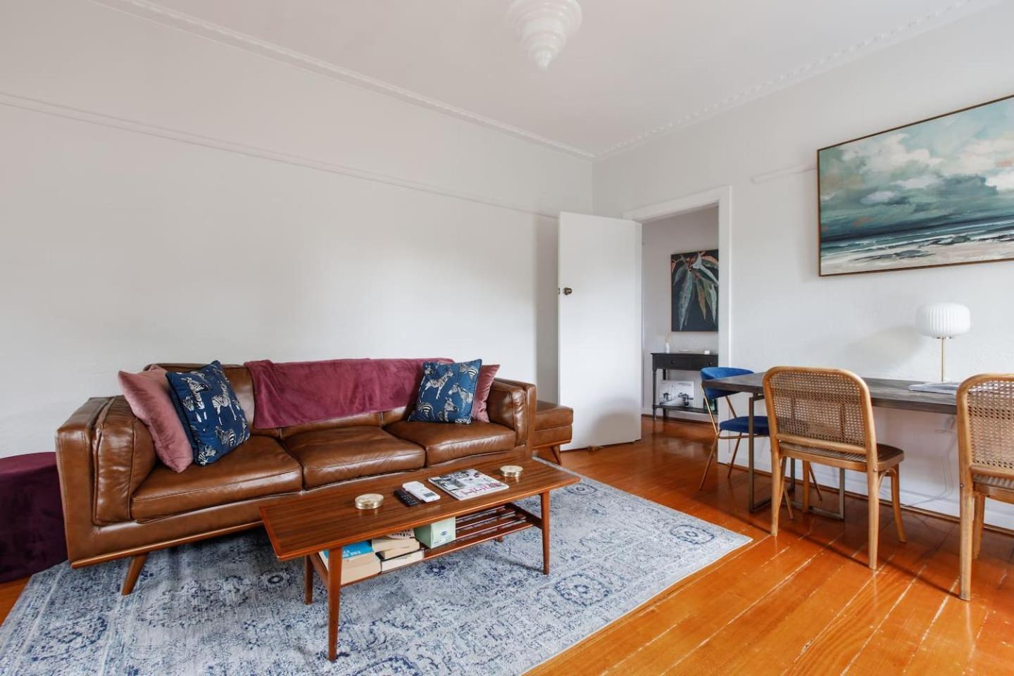 Charnwood Vintage - Effortless Elegance In St Kilda Apartment Melbourne