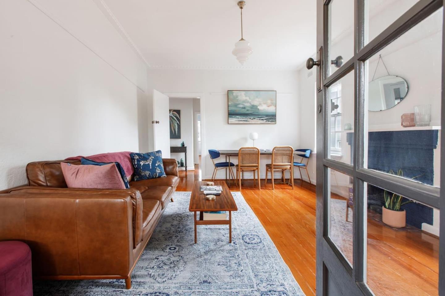 Charnwood Vintage - Effortless Elegance In St Kilda Apartment