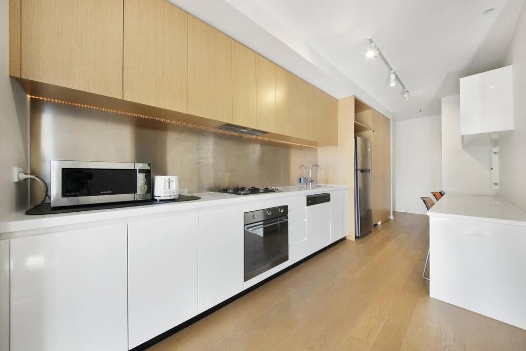 Location 2 Bedroom Amazing View & Free Parking *