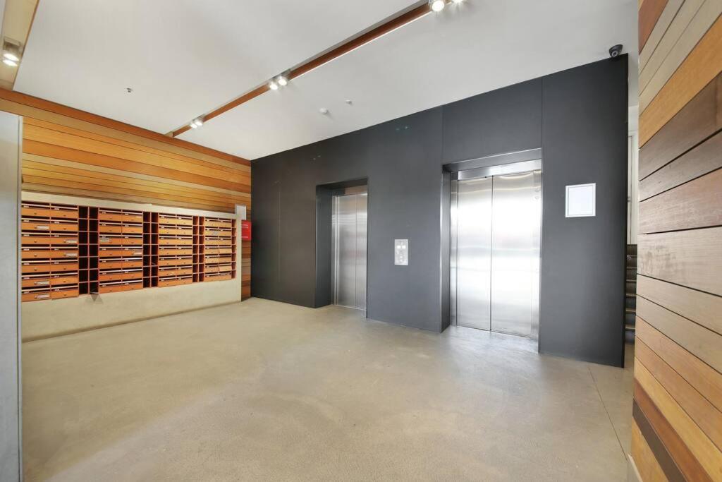 Location 2 Bedroom Amazing View & Free Parking Apartment *