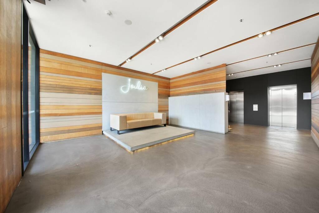Location 2 Bedroom Amazing View & Free Parking * Melbourne