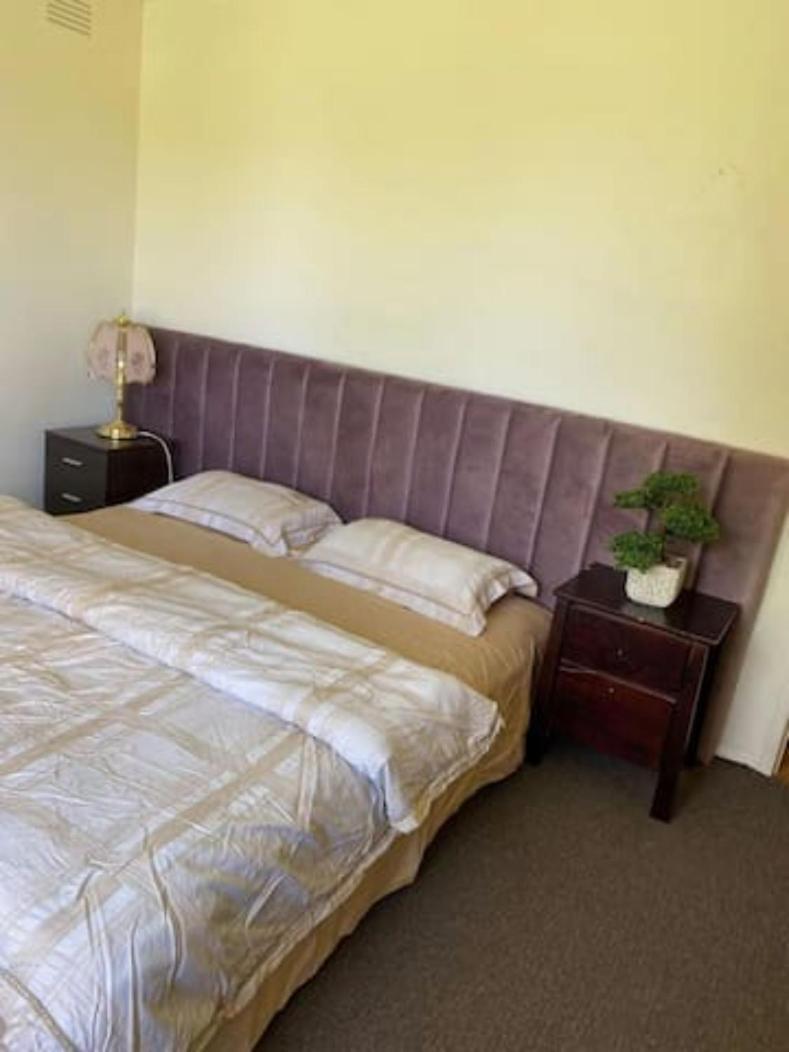 Guest house A King Bedroom Adjacent To Parks And Bus Stations *
