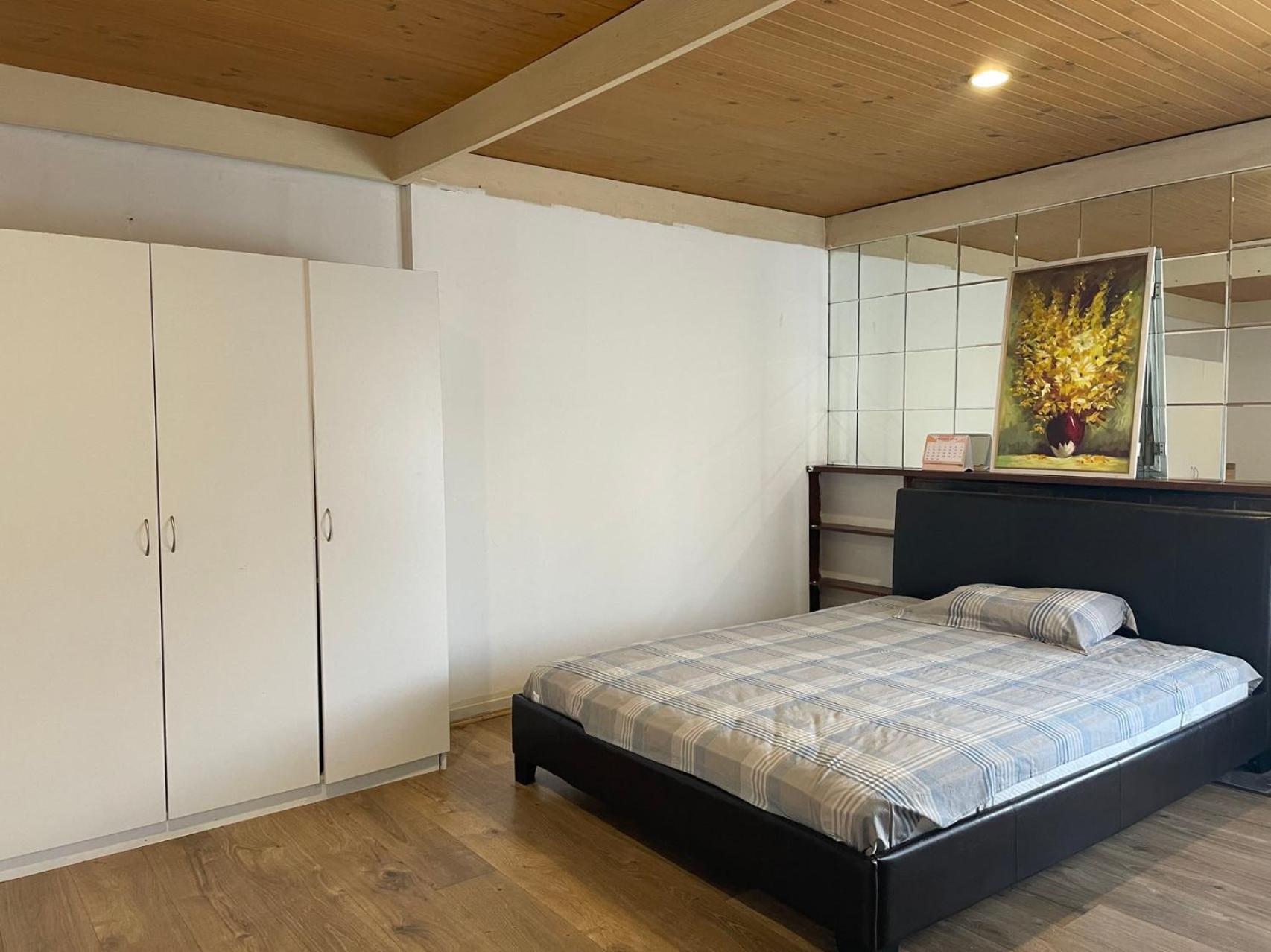 Guest house A King Bedroom Adjacent To Parks And Bus Stations *
