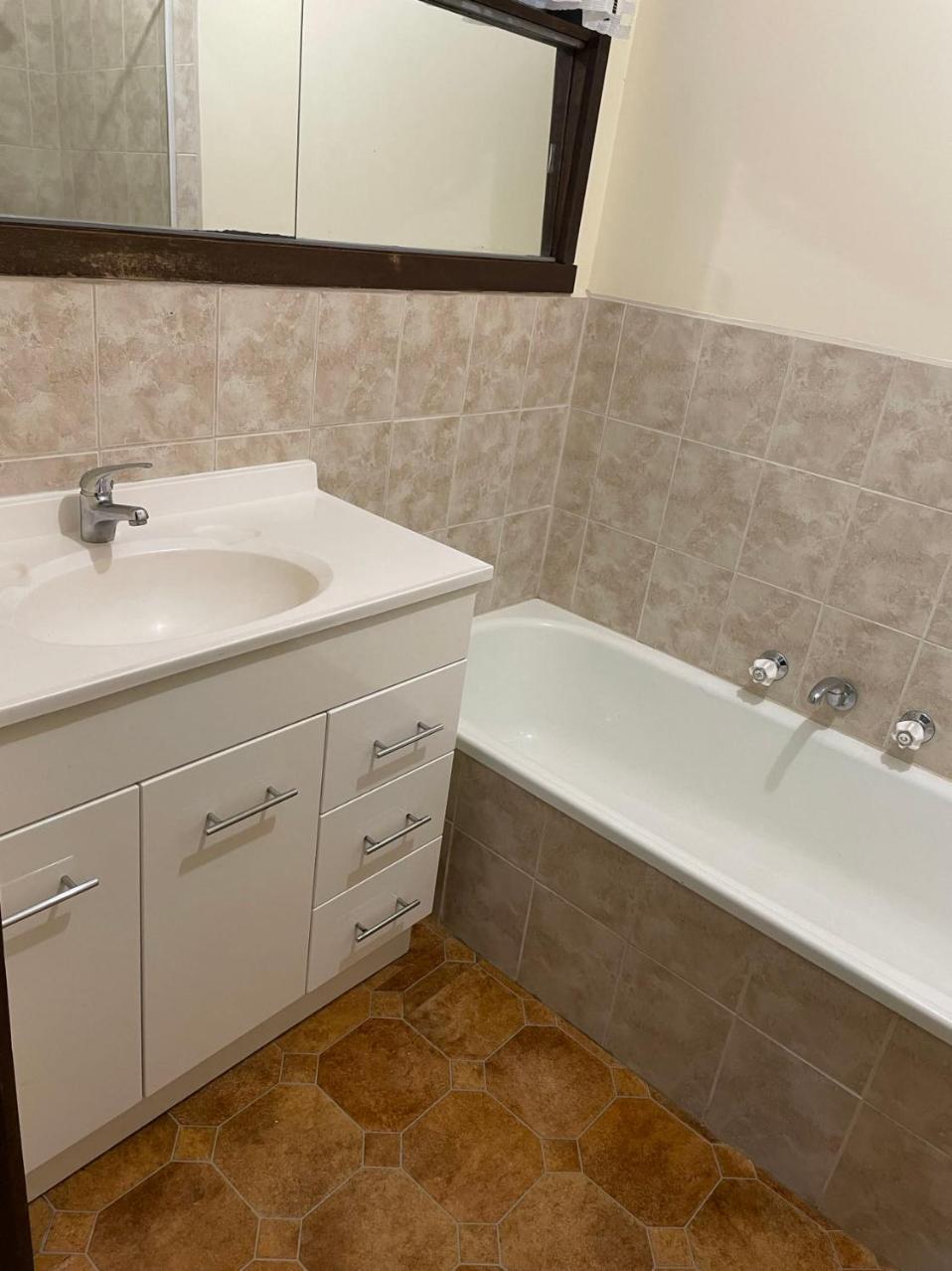 A King Bedroom Adjacent To Parks And Bus Stations * Melbourne