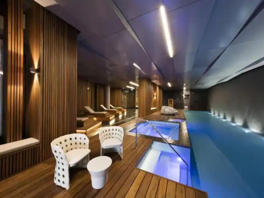 Urban Retreat Modern Elegance In Docklands