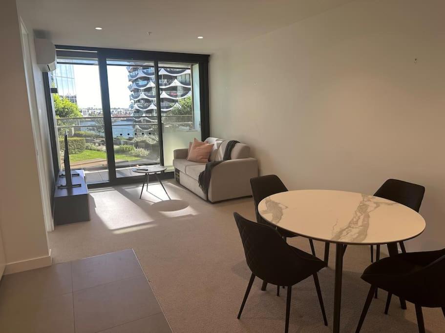 Apartment Urban Retreat Modern Elegance In Docklands Melbourne