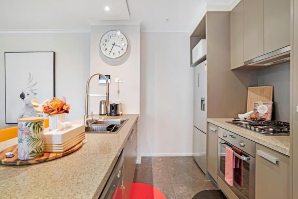 Offline-contrasting-color Style & City Views Comfortable 2b2b1 Car Park Melbourne