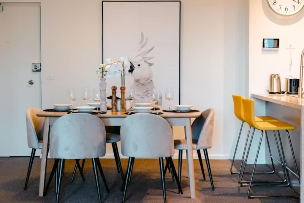 Apartment Offline-contrasting-color Style & City Views Comfortable 2b2b1 Car Park Melbourne