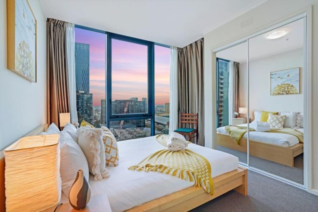 Offline-contrasting-color Style & City Views Comfortable 2b2b1 Car Park Melbourne