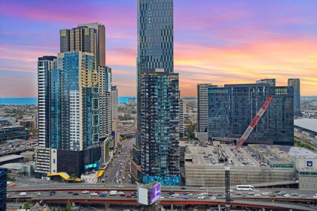 Offline-contrasting-color Style & City Views Comfortable 2b2b1 Car Park Apartment