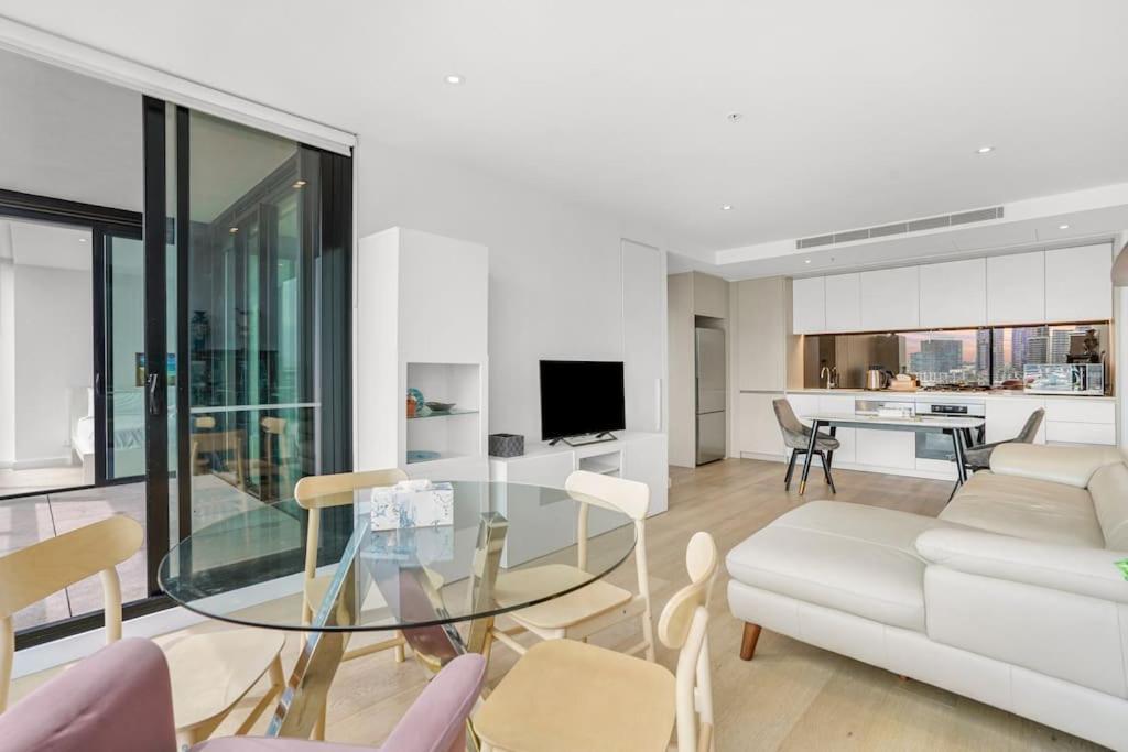 Elegant Home- Ferris Wheel & Harbour Views 2b2b1c