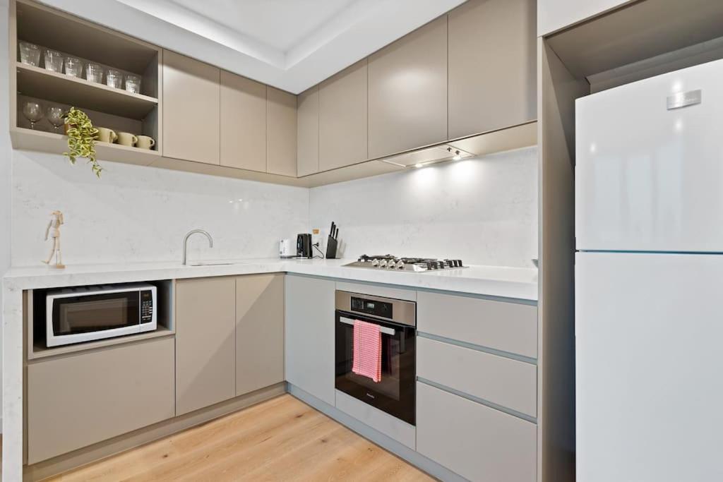 Impressive Skyline 2b2b1c In Mel Apartment *