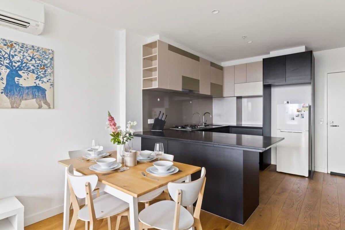 A Comfy 2br W Views Near Southern Cross Apartment