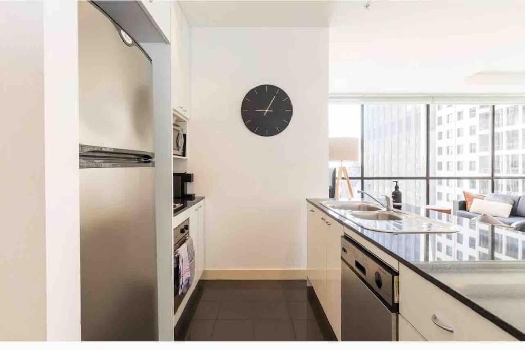 Bright Views Penthouse On Collins Melbourne